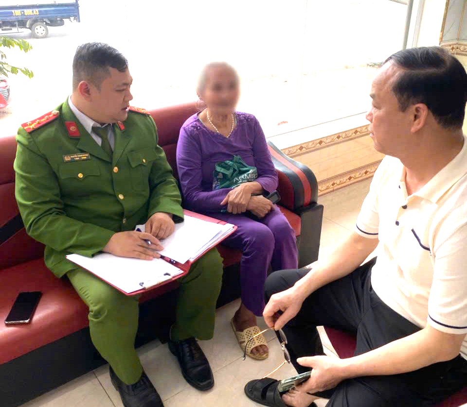 Cán bộ Công an phường Minh Nông tuyên truyền, giải thích cho bà A về hành vi lừa đảo nhằm chiếm đoạt tài sản của đối tượng.