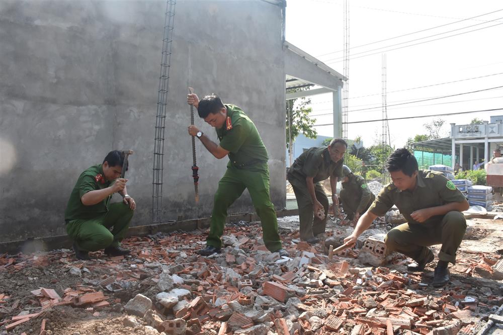 Đoàn viên thanh niên Công an tỉnh hỗ trợ người dân xây dựng nhà ở.