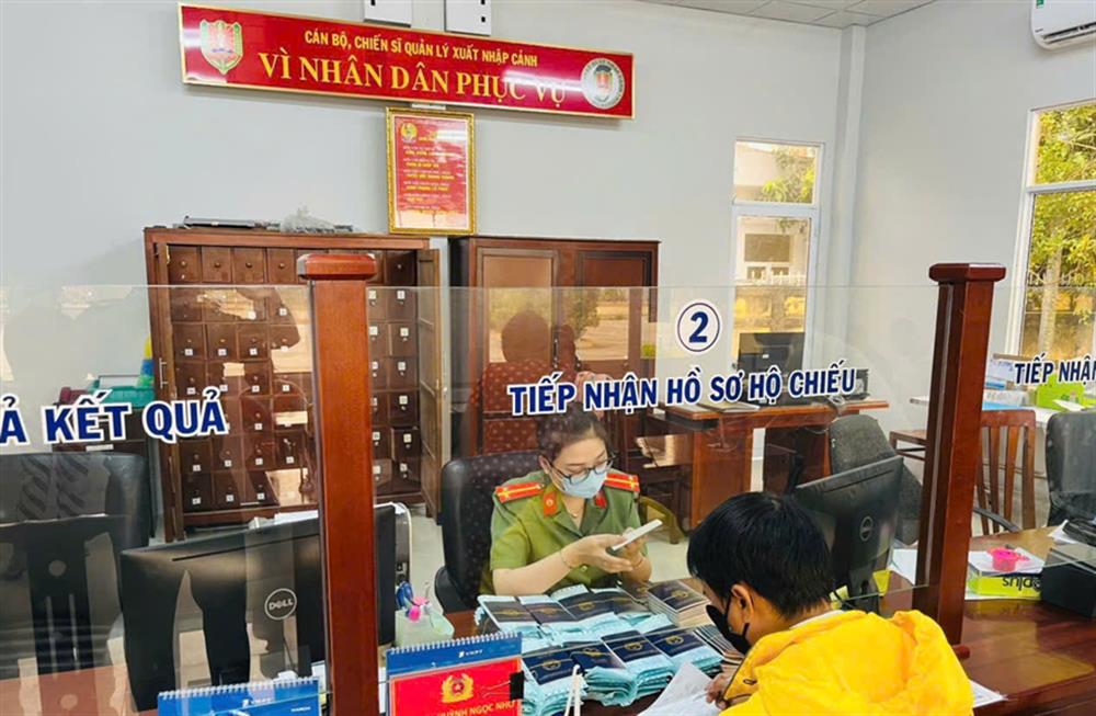 Tuổi trẻ Công an tỉnh tổ chức hoạt động “Ngày thứ Bảy tình nguyện” giải quyết thủ tục hành chính cho người dân.