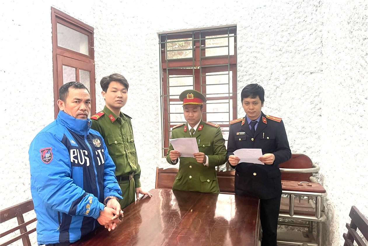 Cơ quan điều tra tống đạt quyết định và lệnh đối với Nguyễn Văn Hương.