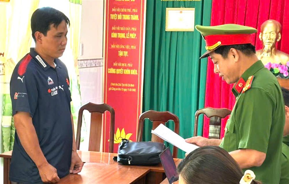 Cơ quan điều tra tống đạt quyết định và lệnh đối với Nguyễn Phong Lai.
