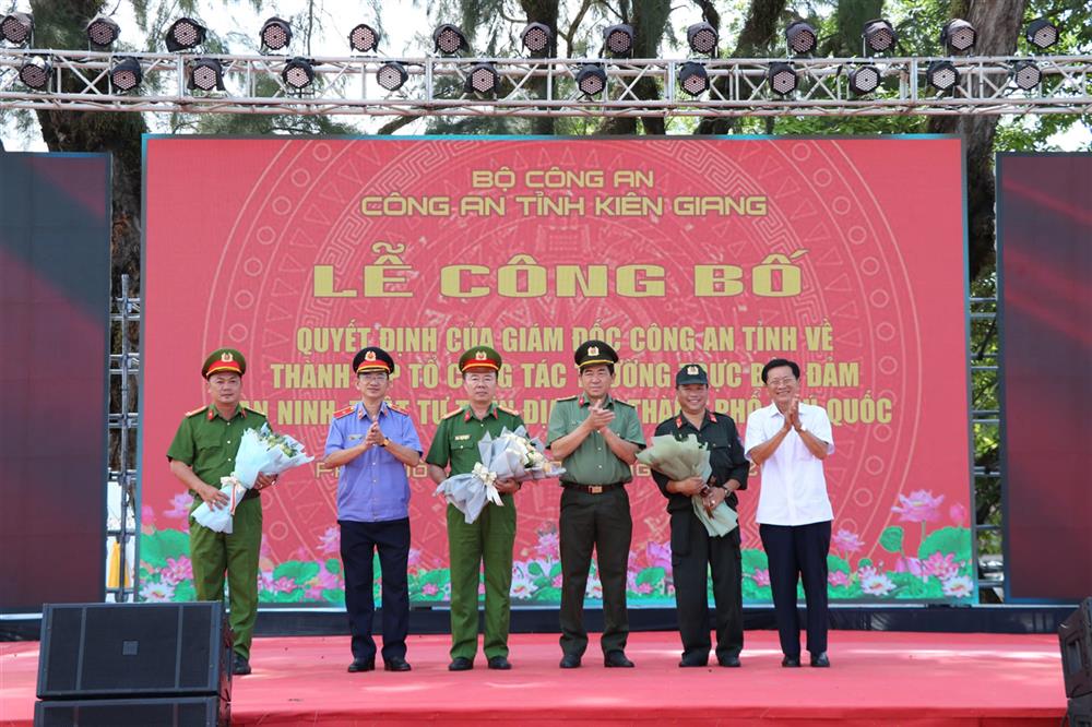 Đại tá Nguyễn Văn Hận, Giám đốc Công an tỉnh Kiên Giang cùng các đại biểu tặng hoa chúc mừng Tổ công tác thường trực bảo đảm ANTT trên địa bàn thành phố Phú Quốc.