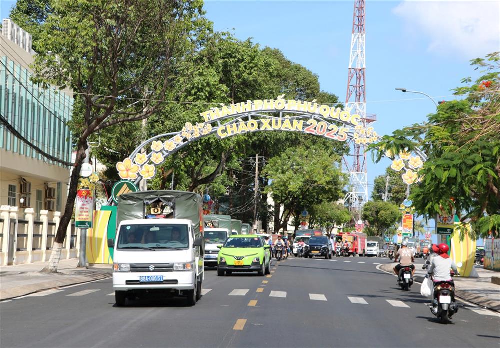 Ngay sau buổi Lễ, Tổ công tác đã tiến hành biểu dương lực lượng trên các tuyến đường của thành phố Phú Quốc, thể hiện tinh thần quyết tâm bảo vệ ANTT trong mọi tình huống.