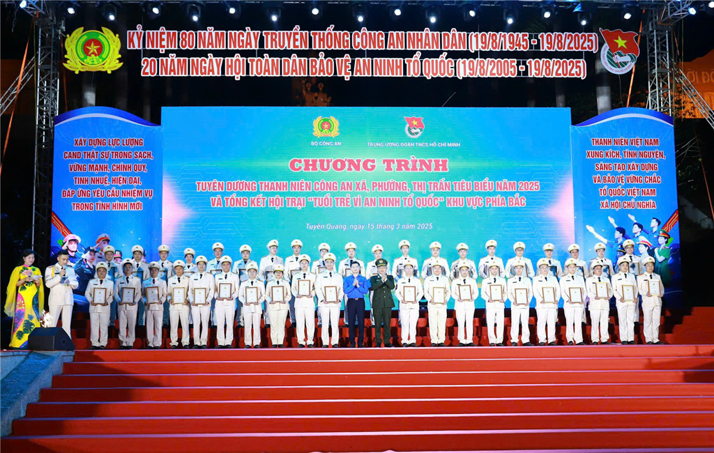 Trung tướng Nguyễn Ngọc Toàn; đồng chí Nguyễn Minh Triết, trao chứng nhận tuyên dương thanh niên Công an xã, phường, thị trấn tiêu biểu năm 2025.