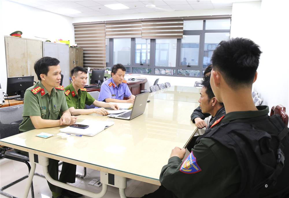 Đại tá Bùi Duy Hưng, Giám đốc Công an tỉnh trực tiếp làm việc với đối tượng Phan Văn Tuấn.