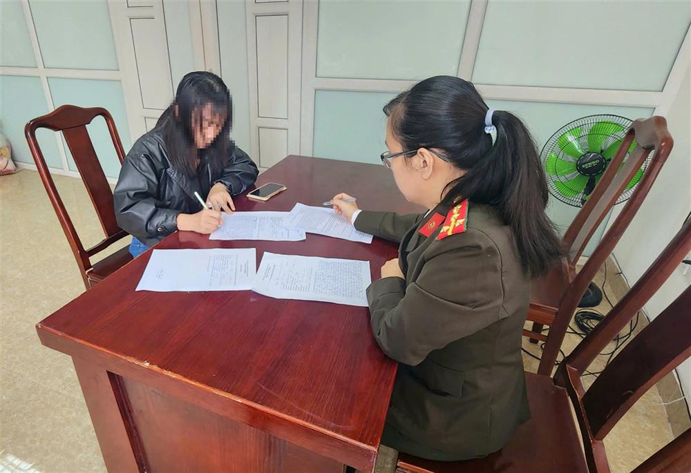 Phòng An ninh mạng và phòng chống tội phạm sử dụng công nghệ cao Công an thành phố Huế làm việc với các đối tượng đăng tải, chia sẻ thông tin sai sự thật.