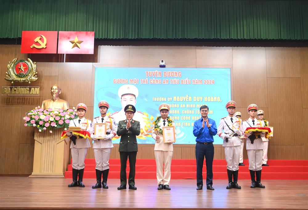 Thượng úy Nguyễn Duy Hoàng vinh dự được Bộ Công an vinh danh là “Gương mặt trẻ Công an tiêu biểu” năm 2024.