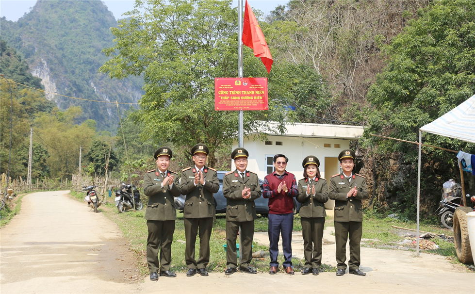 Trao tặng công trình thanh niên “Thắp sáng đường biên”.