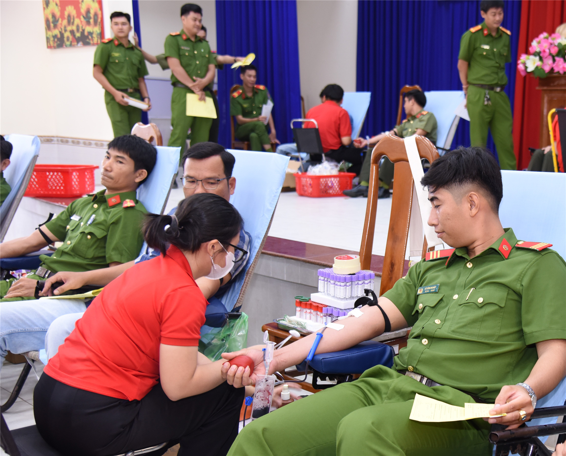 Cán bộ, chiến sĩ Công an tỉnh Cà Mau tham gia hiến máu tình nguyện.