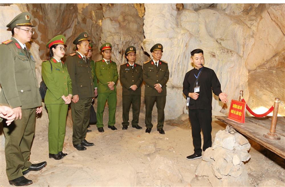 Đoàn Thanh niên Công an tỉnh Bắc Ninh đến địa chỉ đỏ tại Khu di tích quốc gia đặc biệt Pác Bó.