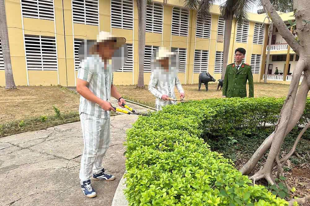 Cán bộ quản giáo thường xuyên gần gũi, thăm hỏi, động viên can, phạm nhân.