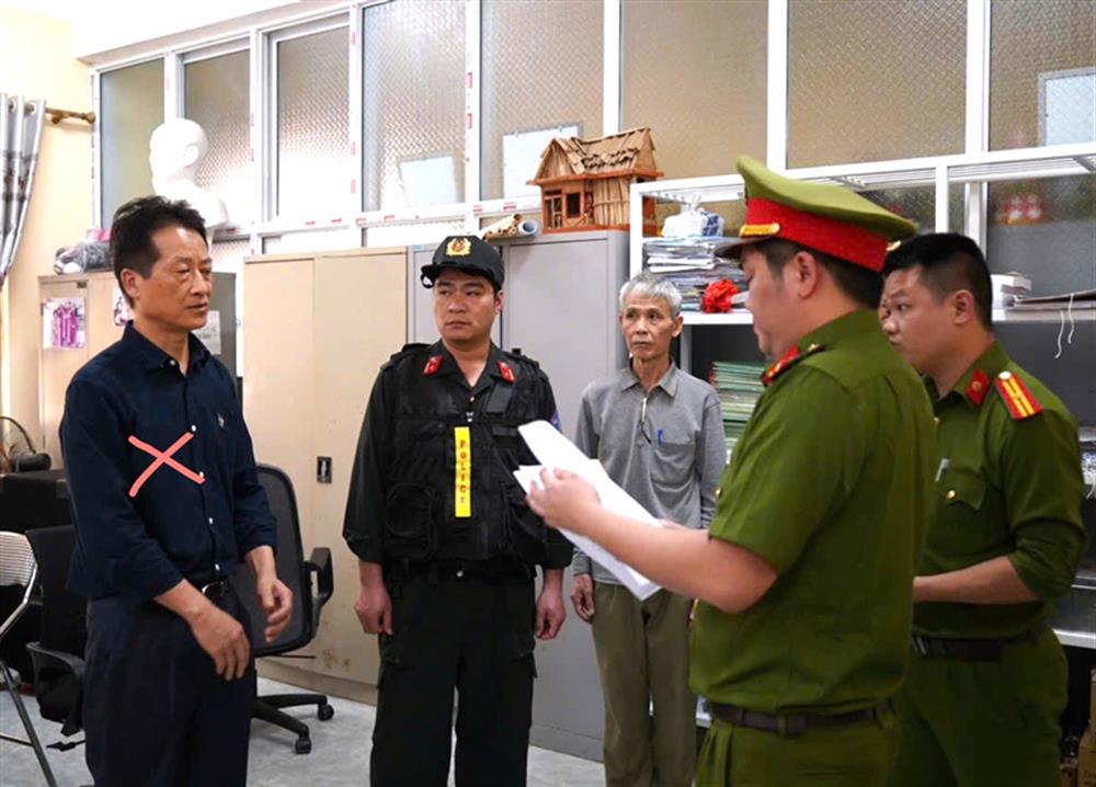 Cơ quan Công an tống đạt lệnh đối với bị can Hồng Sỹ Hưng.