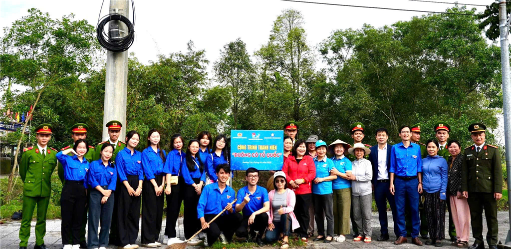 Ban Thanh niên CATP Huế ra mắt công trình thanh niên “Đường cờ Tổ quốc”.