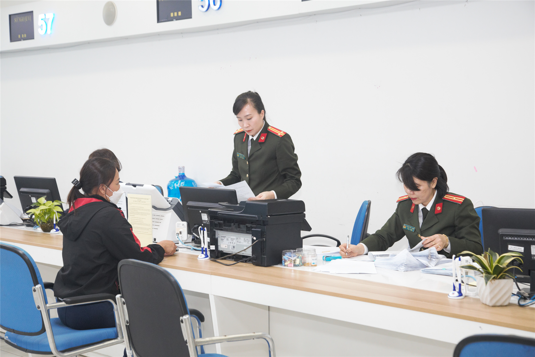 Phòng Hồ sơ nghiệp vụ làm thủ tục cấp phiếu lý lịch tư pháp cho công dân.