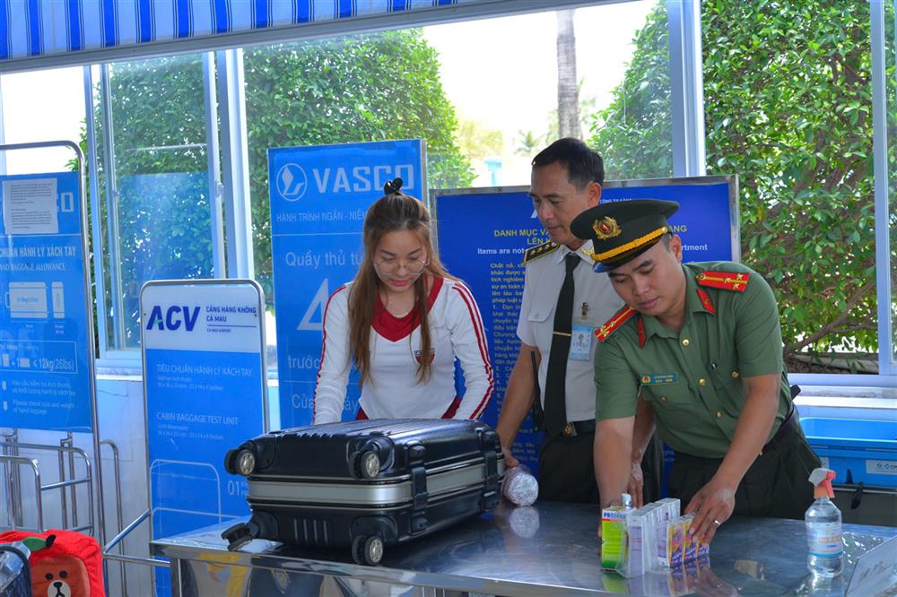 Cán bộ Đội an ninh hàng không kiểm tra hành lý hành khách chuẩn bị lên máy bay