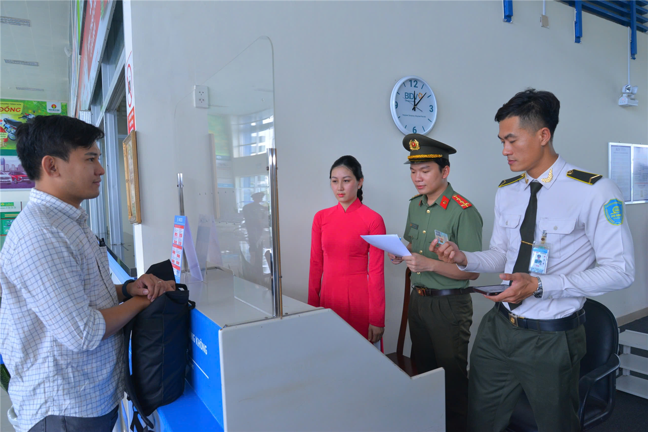 Cán bộ Đội An ninh hàng không và cán bộ lực lượng An ninh sân bay kiểm tra thủ tục lên máy bay của hành khách.