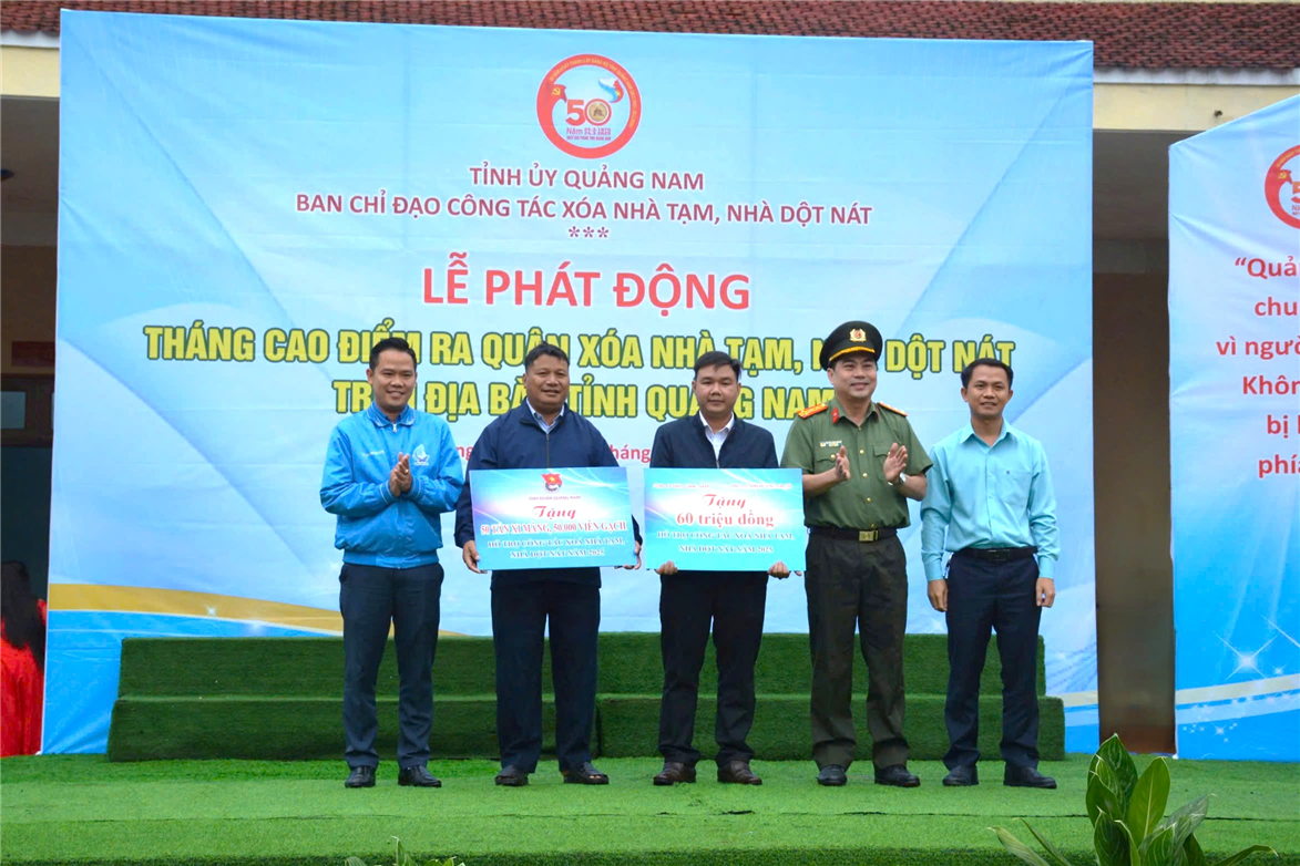 Đại tá Nguyễn Xuân Hoàng, Phó Giám đốc Công an tỉnh cùng đại diện lãnh đạo Tỉnh đoàn và nhà tài trợ trao tặng bảng biểu trưng kinh phí vận động hỗ trợ thêm trong xóa nhà tạm.