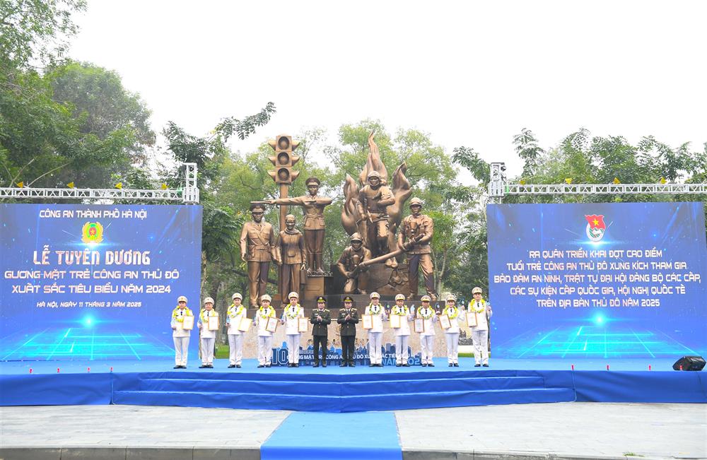 Thứ trưởng Đặng Hồng Đức; Thiếu tướng Nguyễn Thanh Tùng, Giám đốc CATP Hà Nội trao biểu trưng và chứng nhận tặng 10 Gương mặt trẻ Công an Thủ đô xuất sắc tiêu biểu năm 2024.