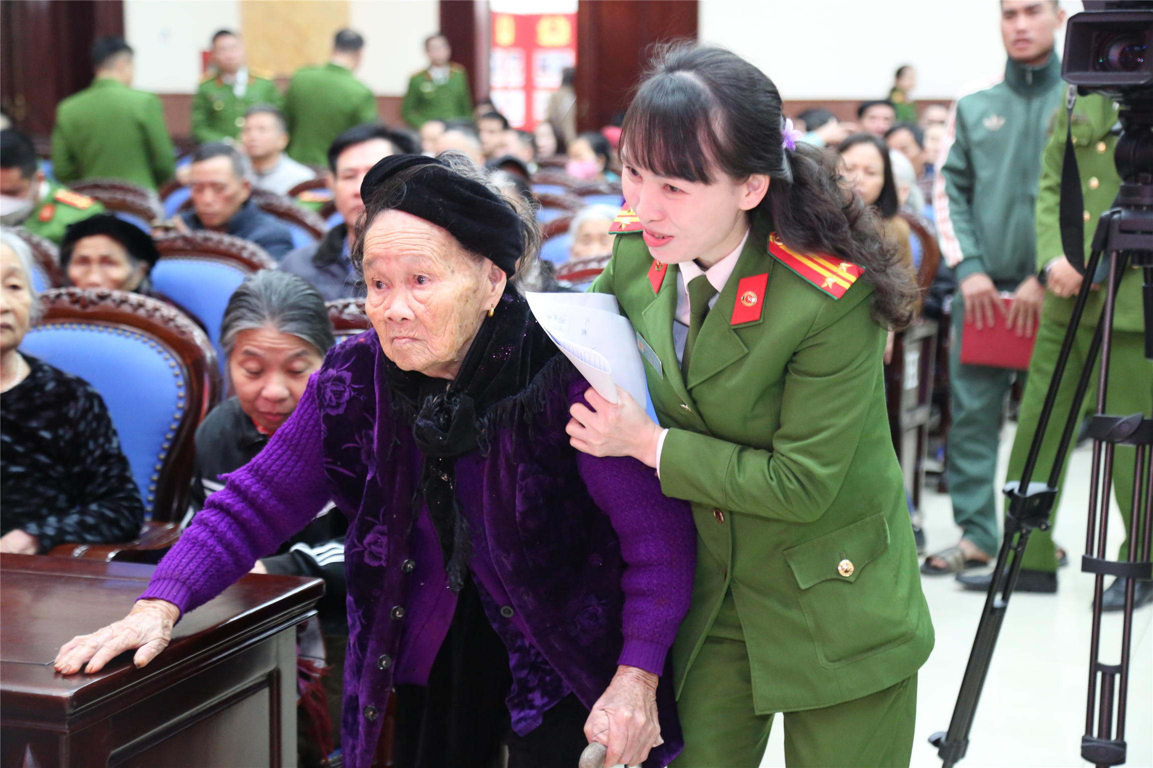 Công an các đơn vị, địa phương bố trí xe và cán bộ, chiến sỹ đưa đón thân nhân liệt sỹ đến chương trình thu nhận mẫu ADN.