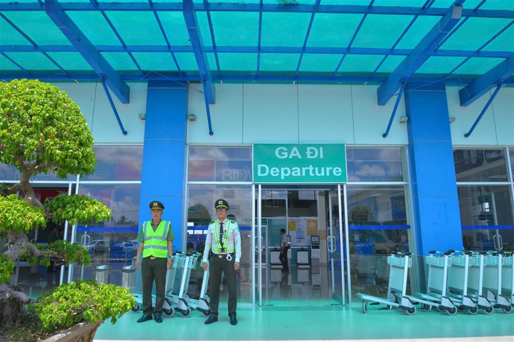 Hoạt động đảm bảo an ninh trật tự của cán bộ Đội An ninh hàng không tại Ga đi, Cảng hàng không Cà Mau.