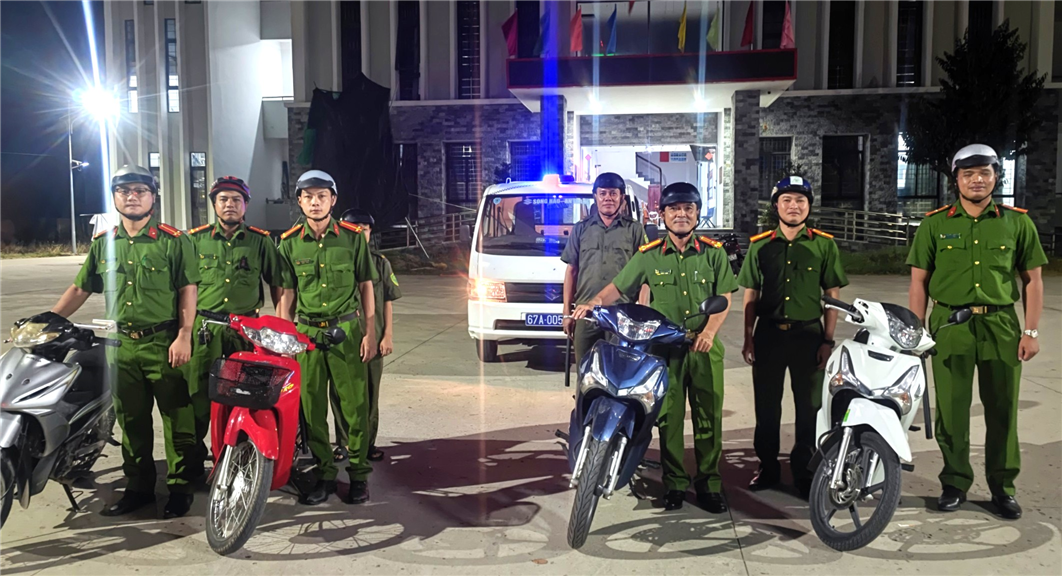 Lực lượng Công an xã tăng cường tuần tra ban đêm trên địa bàn.