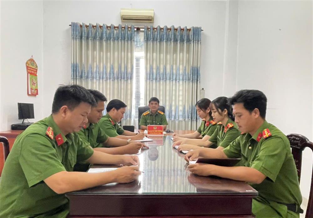 Công an xã triển khai công tác sau khi triển khai mô hình mới.
