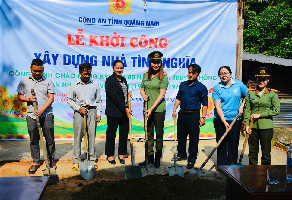 Các đại biểu tiến hành khởi công xây dựng nhà tình nghĩa tặng gia đình ông Hồ Văn Thêm   