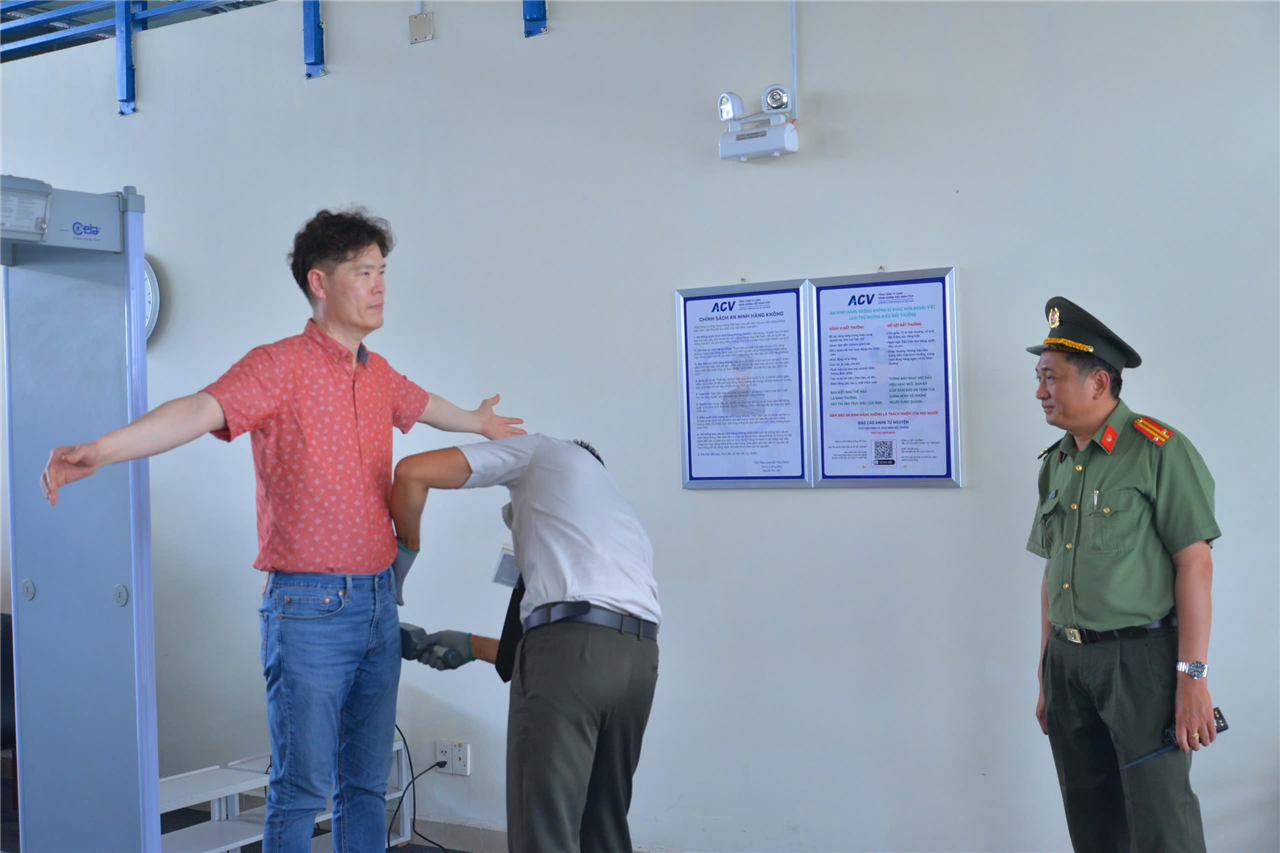 Lực lượng An ninh sân bay kiểm soát, soi chiếu an ninh đối với hành khách lên máy bay.