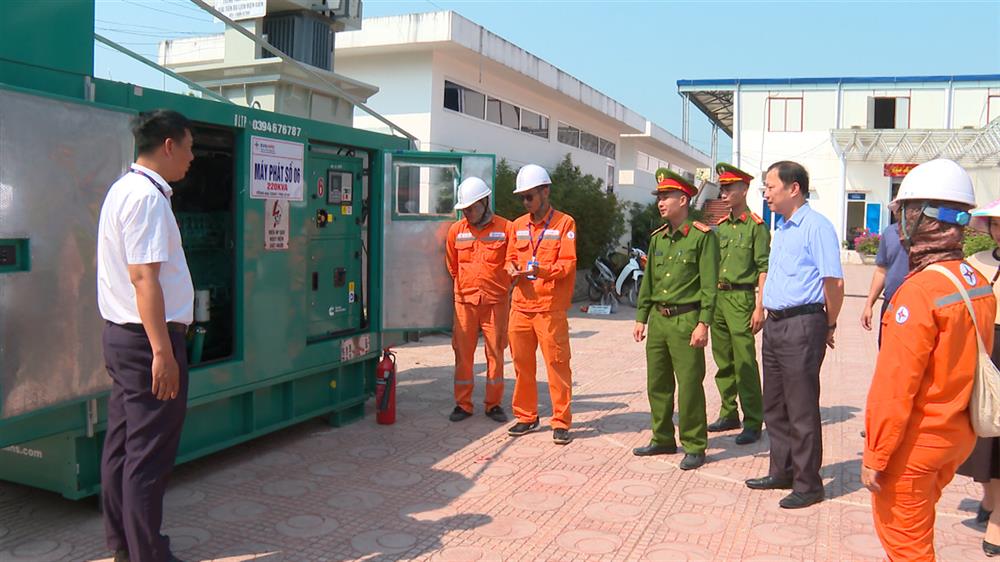 Lực lượng Công an kiểm tra phương án bảo đảm an ninh, an toàn điện phục vụ đêm khai mạc Lễ hội Hoa Ban 2025.
