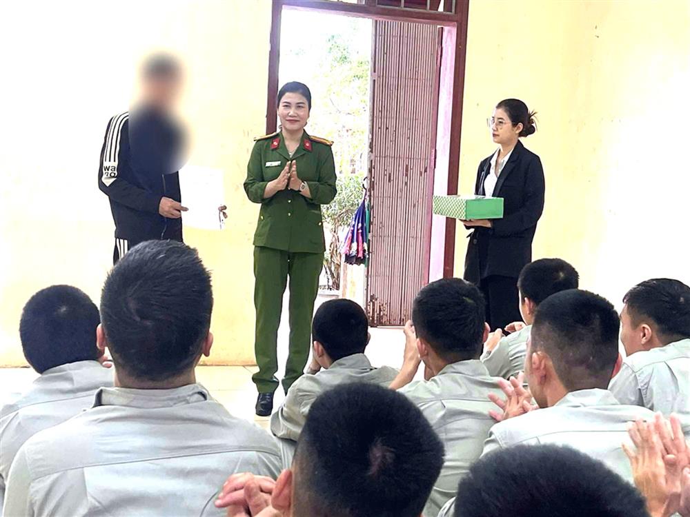 Trao giấy chứng nhận chấp hành xong cai nghiện cho học viên tại cơ sở cai nghiện.