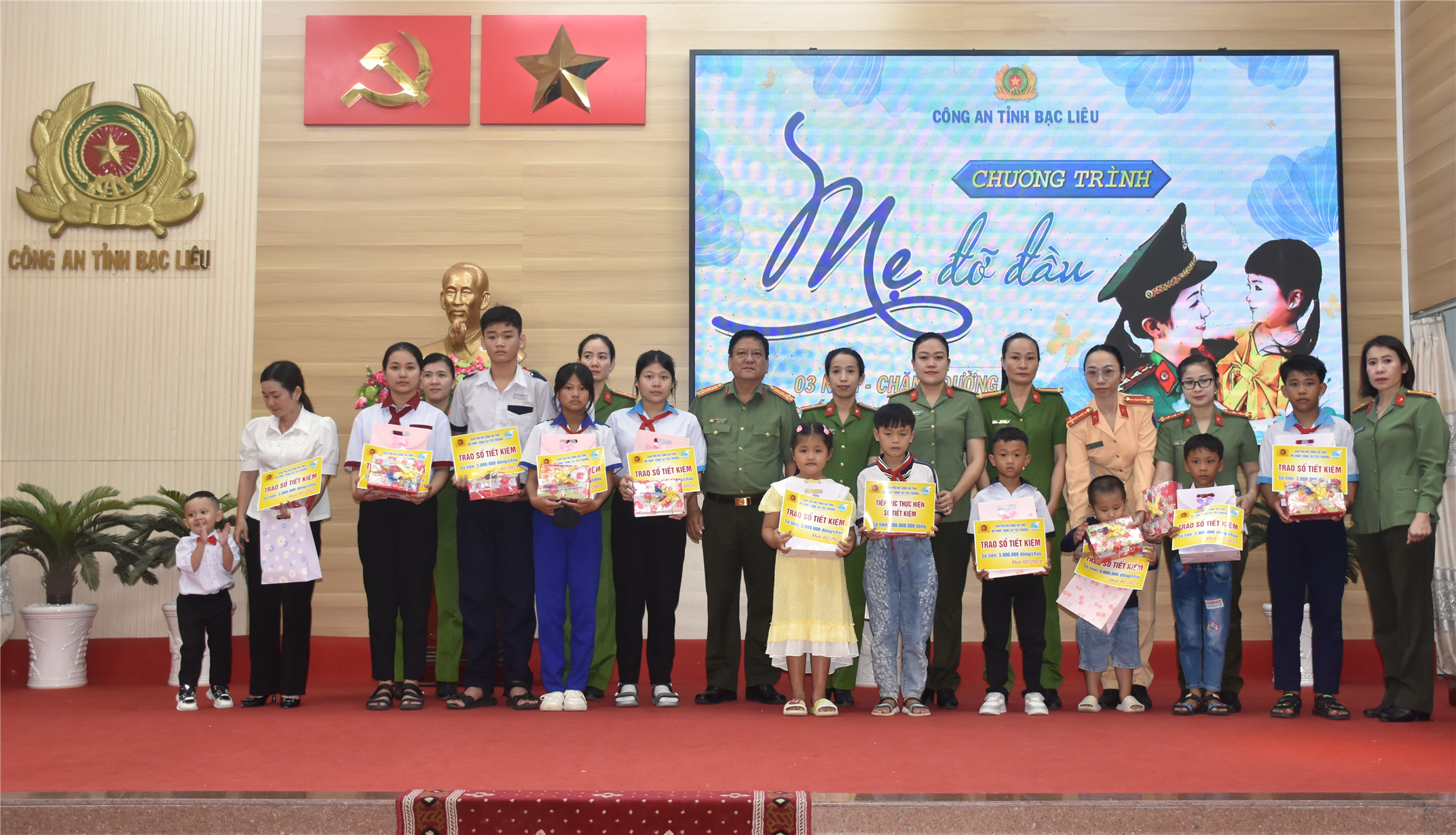 Đại tá Trương Công Dũng, Phó Giám đốc Công an tỉnh trao sổ tiết kiệm từ nguồn vốn mô hình “Vòng tay yêu thương” tặng các cháu được phụ nữ Công an nhận đỡ đầu