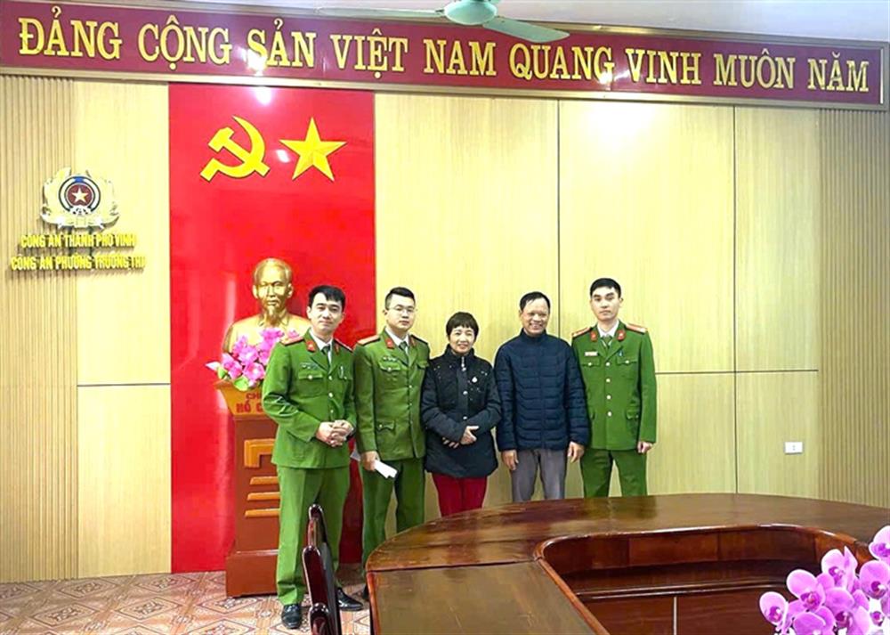 Bà Nguyễn Thị Hải (vợ ông Hồng) đến Công an phường Trường Thi gửi thư cảm ơn đến 02 đồng chí cùng toàn thể cán bộ, chiến sỹ Công an phường Trường Thi.