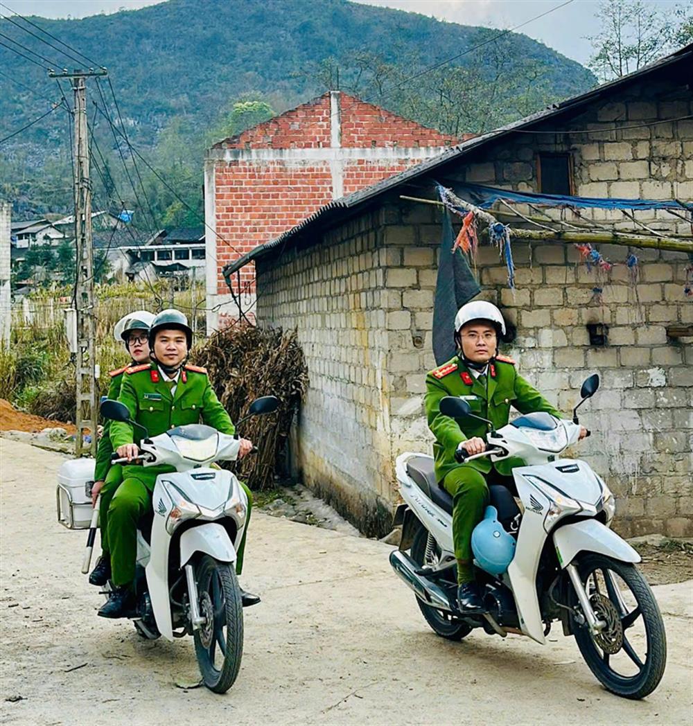 Công an xã Sà Phìn thường xuyên tuần tra đến từng thôn, xóm để kịp thời nắm tình hình địa bàn.