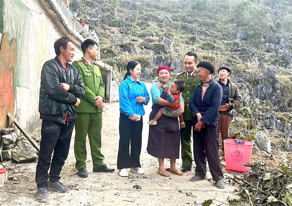 Công an xã Sà Phìn trao đổi về tình hình ANTT với người dân.