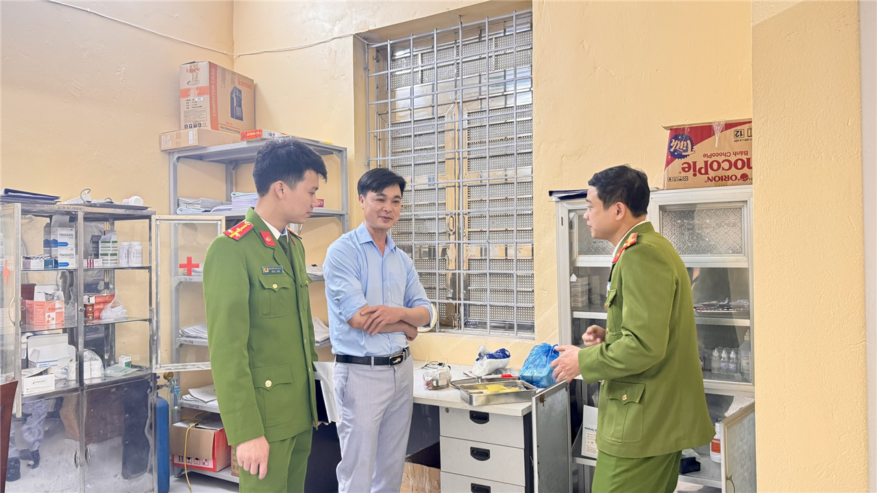 Cán bộ Phòng Cảnh sát điều tra tội phạm về ma túy trao đổi công việc với cán bộ của Cơ sở cai nghiện.
