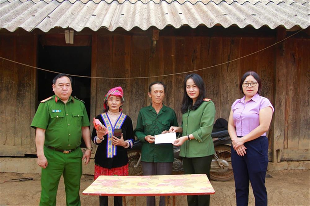 Đoàn công tác trao kinh phí xây dựng nhà tình nghĩa tặng gia đình chị Thào Thị Súa, bản Na Sang, xã Na Sang, huyện Mường Chà và gia đình ông Vàng A Páo, bản Nậm Chim 1, xã Si Pa Phìn, huyện Nậm Pồ.