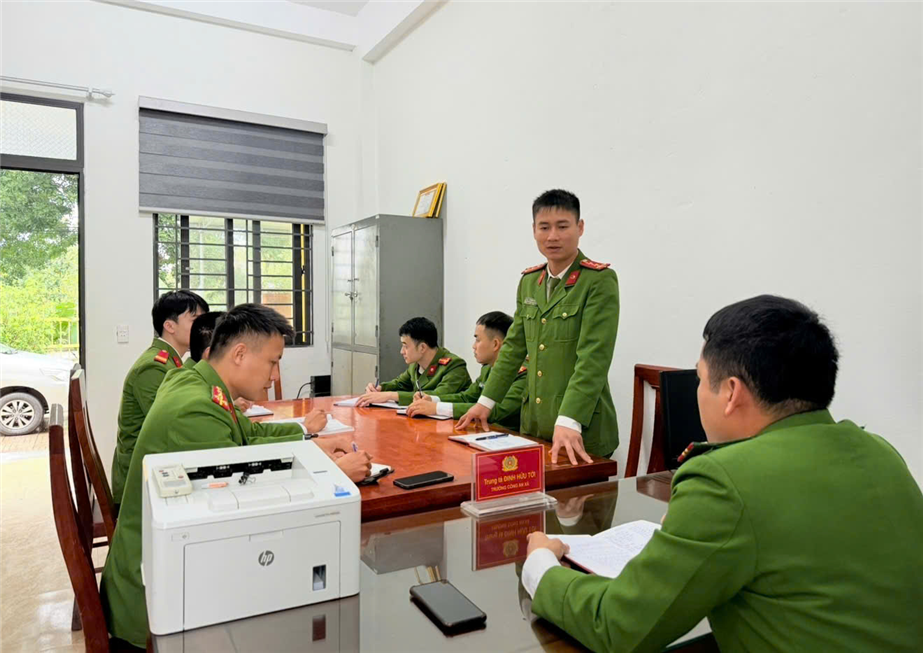 Đại uý Lê Ngọc Anh luôn chủ động tham mưu nhiều sáng kiến trong công tác đảm bảo ANTT.