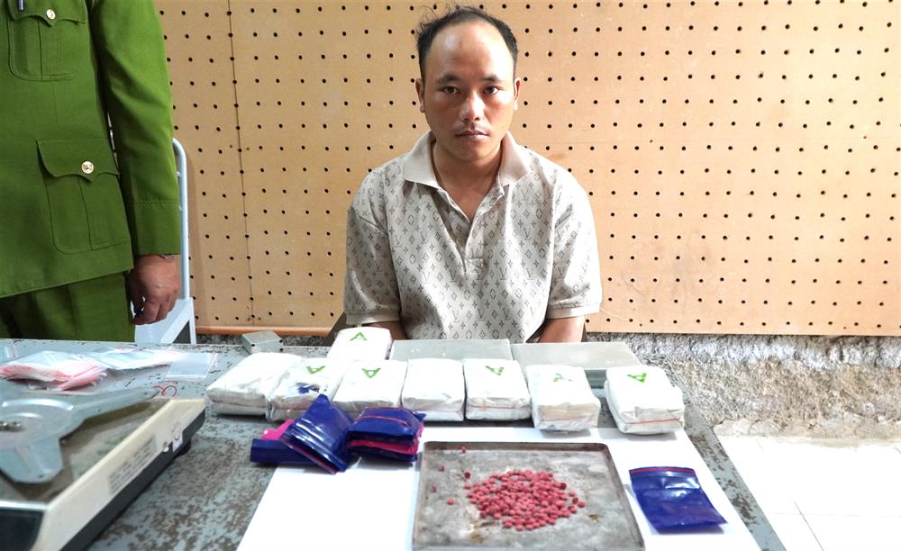 Đối tượng Lầu A Tủa cùng tang vật.