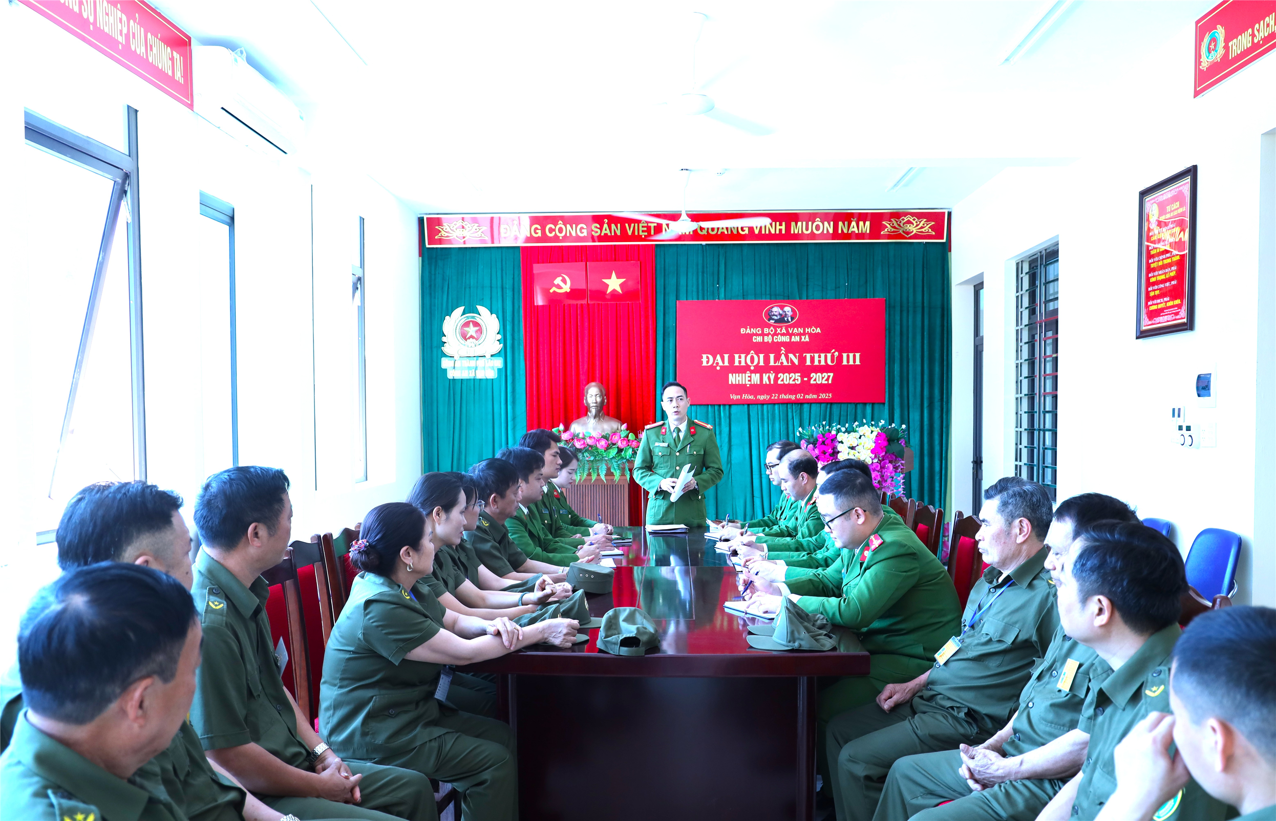 Công an xã Vạn Hòa tổ chức họp triển khai nhiệm vụ công tác.