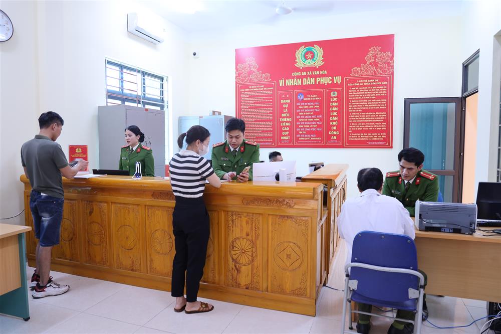 Công an xã Vạn Hòa phục vụ nhu cầu giải quyết thủ tục hành chính.