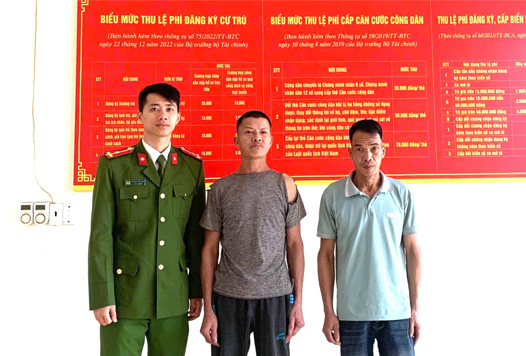 Công an phường Phong Hải giúp đỡ anh Triệu Văn Hùng về với gia đình an toàn.
