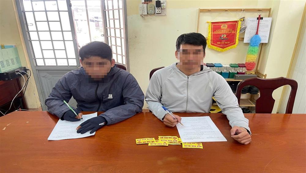 Phạm Ngọc Cường và Nguyễn Văn Huân tại cơ quan Công an.