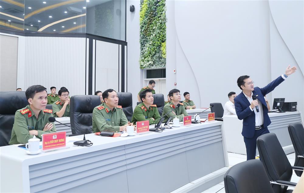 Thứ trưởng Lê Văn Tuyến cùng các đại biểu dự buổi làm việc.