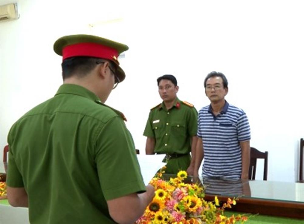 Cơ quan Cảnh sát điều tra Công an tỉnh Bạc Liêu tống đạt quyết định khởi tố bị can đối với Huỳnh Bá Phúc.