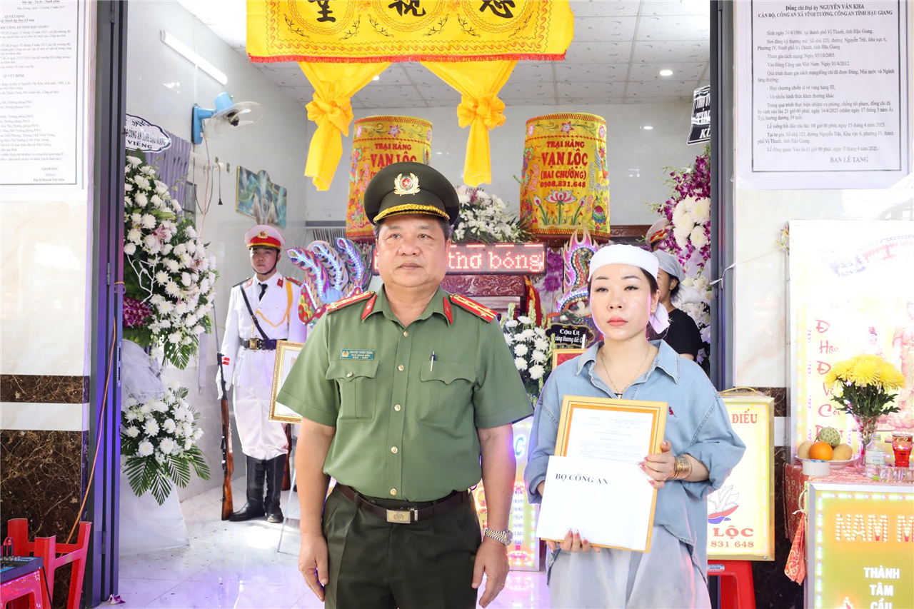 Thừa ủy quyền của lãnh đạo Bộ Công an, Đại tá Nguyễn Thanh Tràng, Phó Giám đốc Công an tỉnh trao Quyết định truy thăng cấp bậc hàm từ Đại úy lên Thiếu tá đối với đồng chí Nguyễn Văn Kha và tiền hỗ trợ của Bộ Công an cho vợ đồng chí Kha.