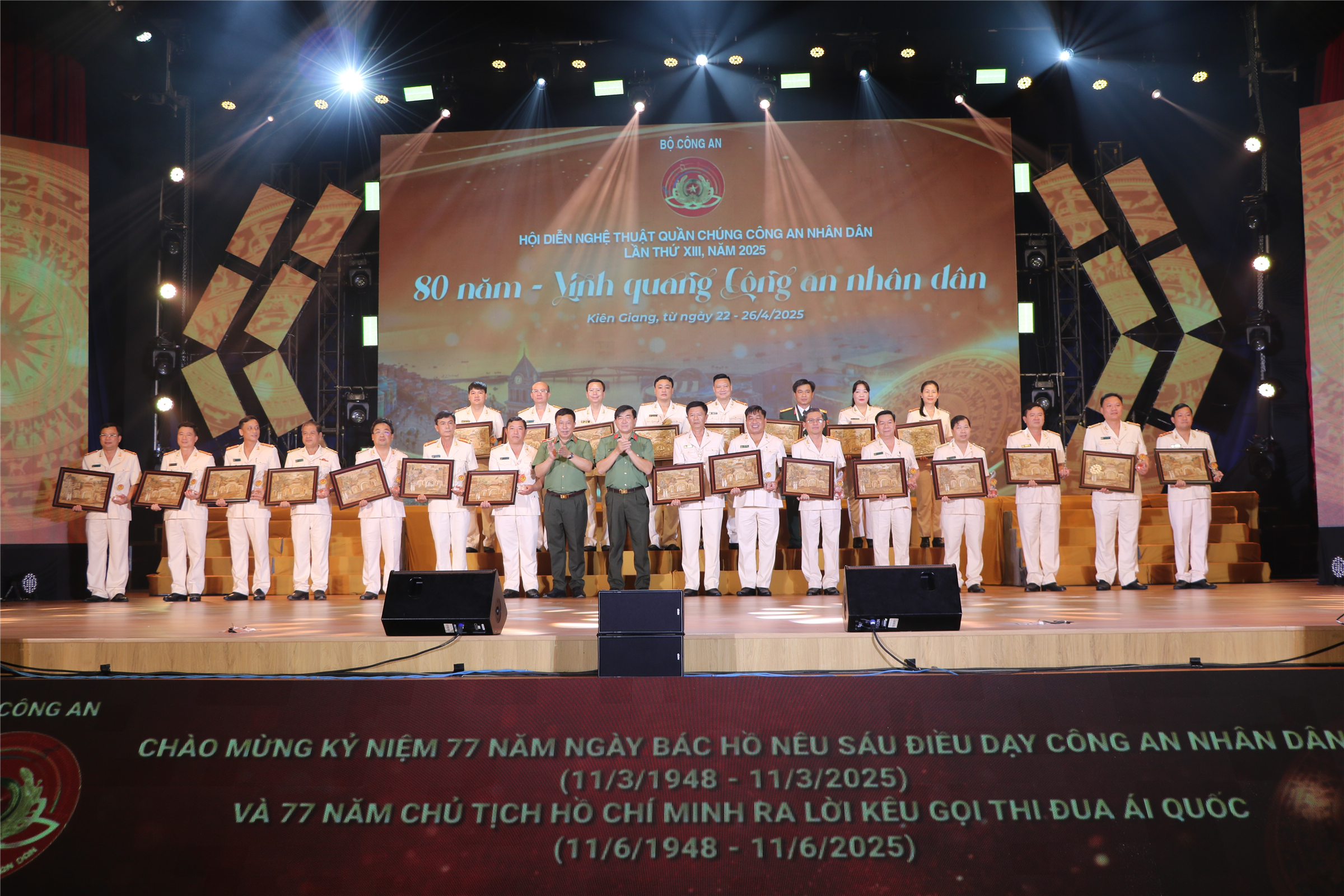 Thiếu tướng, Nghệ sĩ nhân dân Nguyễn Công Bẩy và Đại tá Nguyễn Văn Hận, Giám đốc Công an tỉnh trao kỷ niệm chương tặng các Đoàn nghệ thuật quần chúng tham gia Hội diễn.