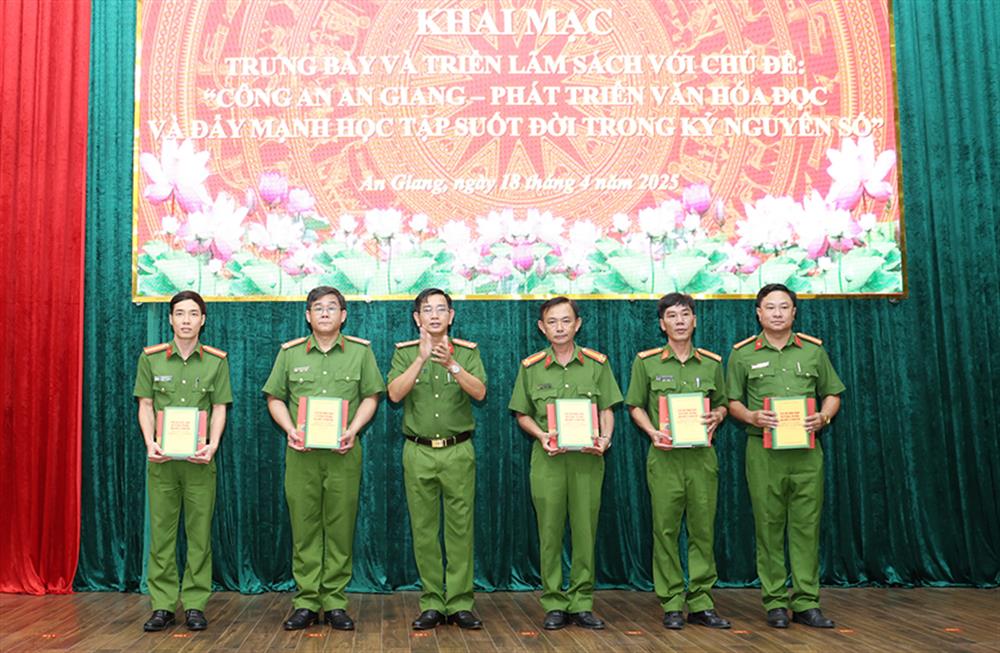 Đại tá Trần Văn Cung, Phó Giám đốc Công an tỉnh trao sách tặng Công an các xã.