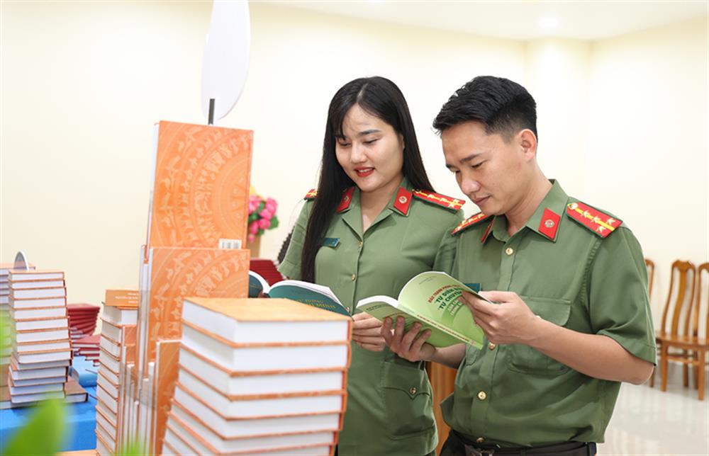 Các đại biểu tham quan triển lãm sách.