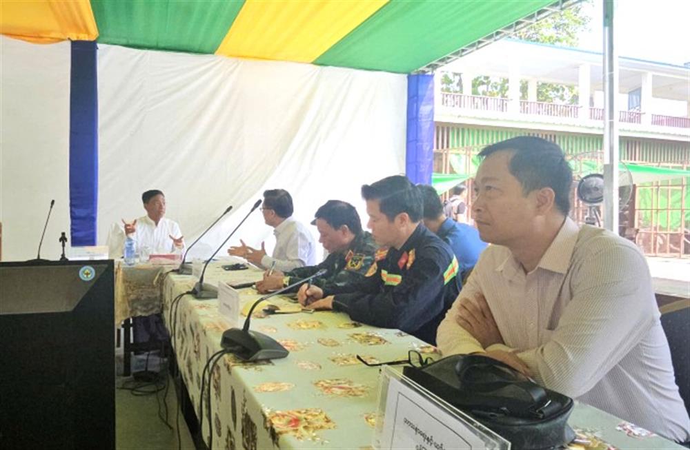 Đoàn cứu nạn, cứu hộ của Việt Nam làm việc với Trung tâm quản lý thảm họa, Bộ An ninh giảm nhẹ và tái định cư Myanmar do Bộ trưởng, Tiến sĩ Soe Win chủ trì.