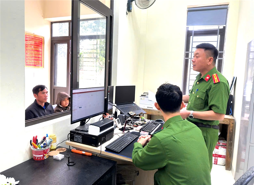 Cán bộ Công an xã hướng dẫn người dân về thủ tục hành chính.